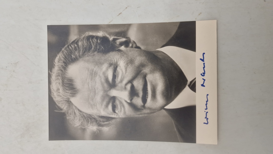 Foto af den tyske politiker Willy Brandt, der fungerede som forbundskansler for Vesttyskland fra 1969 til 1974 med original signatur