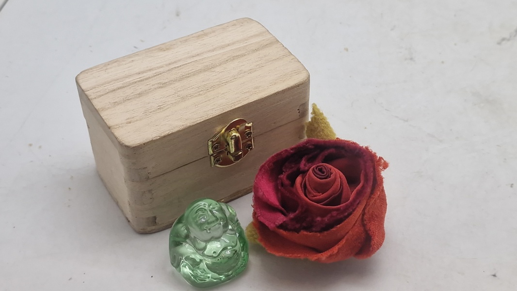 Buddha figur med æske