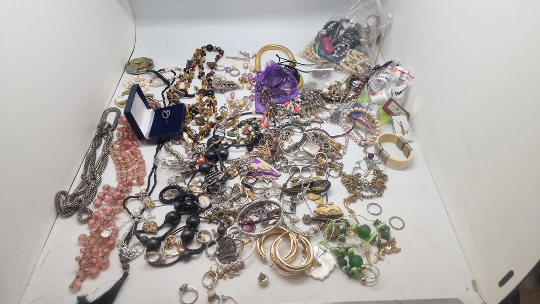 Stor samling blandede smykker mm.