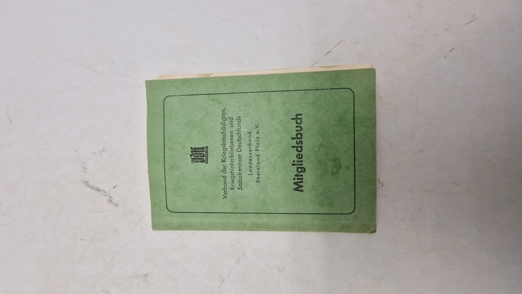 Tysk medlemsbog (Mitgliedsbuch) fra VdK (Verband der Kriegsbeschädigten, Kriegshinterbliebenen und Sozialrentner Deutschlands), specifikt fra delstatsforbundet i Rheinland-Pfalz