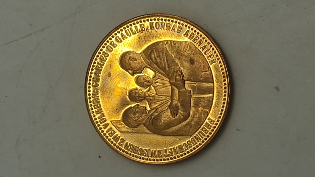 Tysk mindemedalje, der fejrer venskabet mellem Frankrig og Tyskland, specifikt med henvisning til Charles de Gaulle og Konrad Adenauer