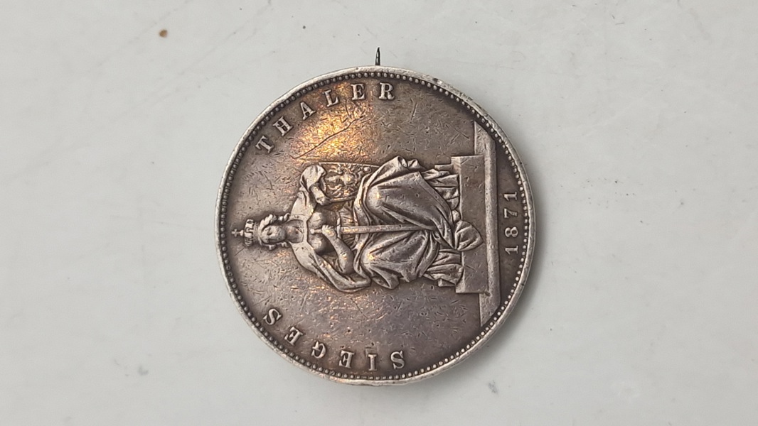 Preussisk 1 Taler "Siegestaler" (Sejrs-taler) fra 1871 af sølv lavet som broche. Original