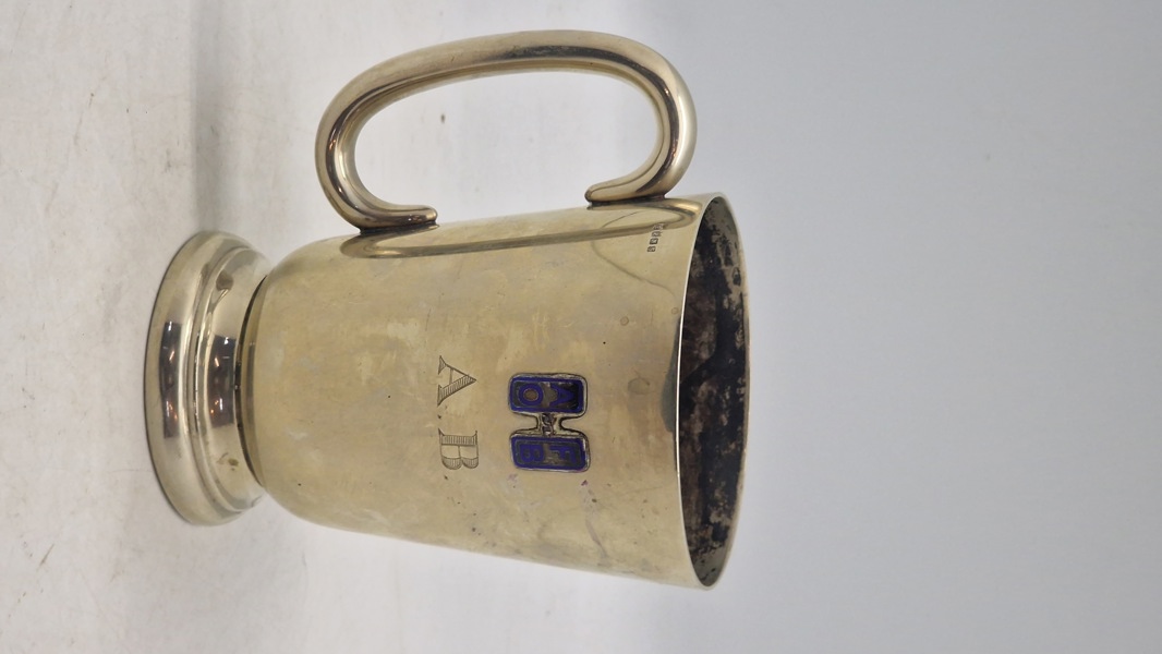 Nysølv krus fra Birmingham Medal Co.", der opererede fra Summer Hill Terrace i Birmingham, England.