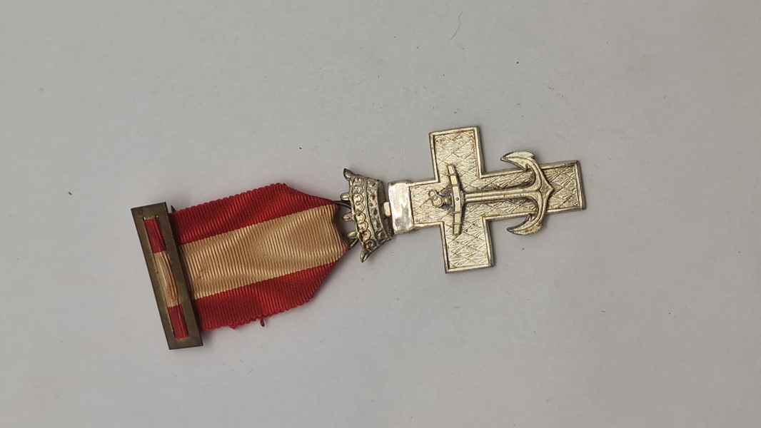 Spansk Croce al Merito Navale (Søfortjenstkors), specifikt en udgave med hvidt bånd, ww2. Original