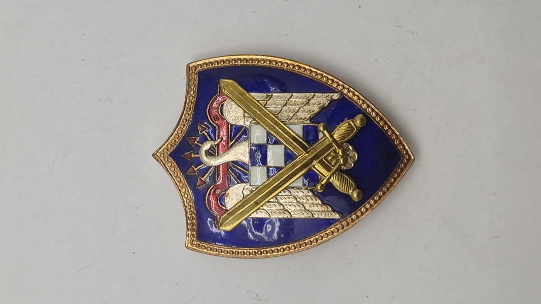 Spansk Falange-mærke fra efter 2. verdenskrig, specifikt tilknyttet studenterorganisationen for det fascistiske Falange-parti under Franco-styret. Original