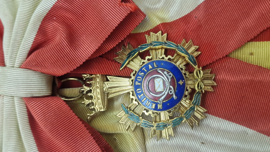 Spansk Orden Civil del Mérito Postal (Postfortjenstordenen), en spansk civil dekoration for fortjenstfuld indsats inden for postvæsenet. Original