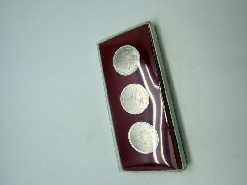 Samling DDR mønter med KZ lejre