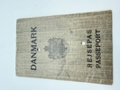 Dansk pas fra 30 erne med mange rejser
