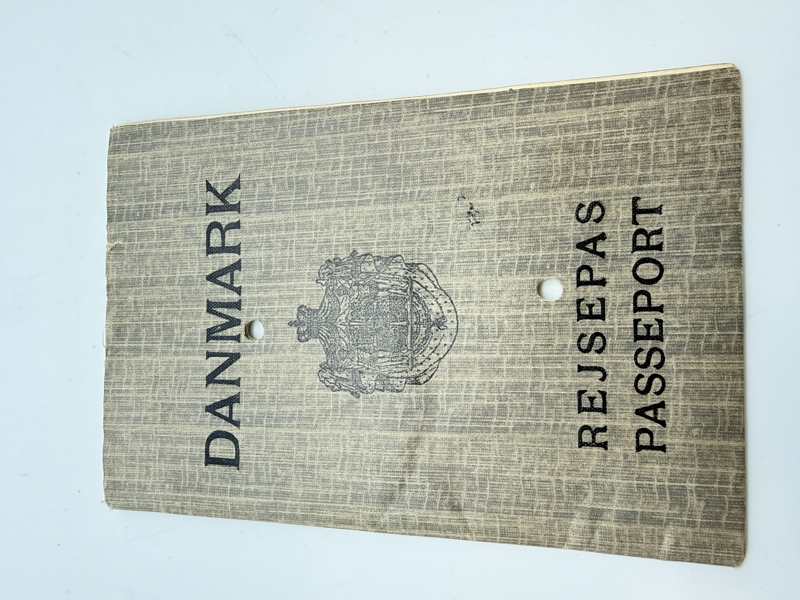 Dansk pas fra 30 erne med mange rejser