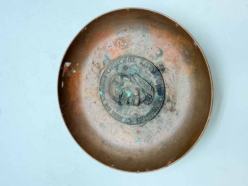 kobberskål med en mindemedalje af Sir Winston Churchill indlagt i midten.