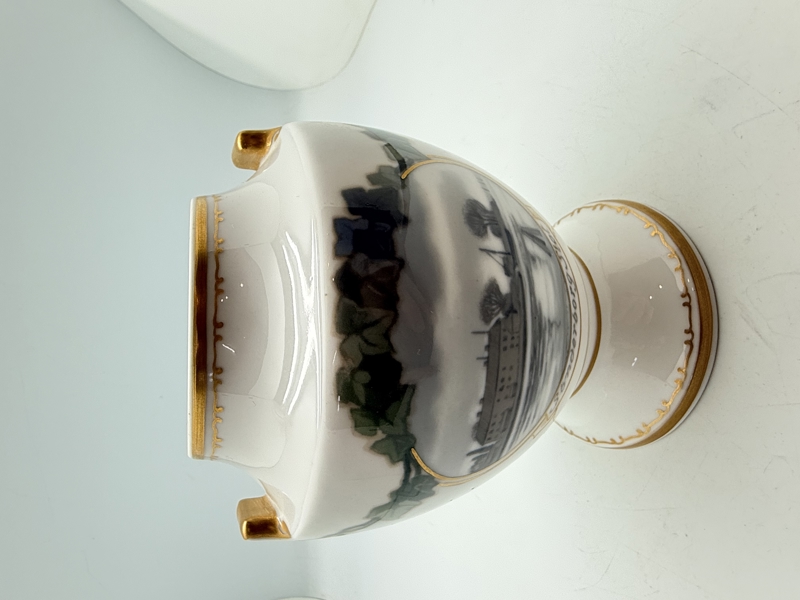 Royal Copenhagen porcelænsvase med motiv af Sønderborg slot 