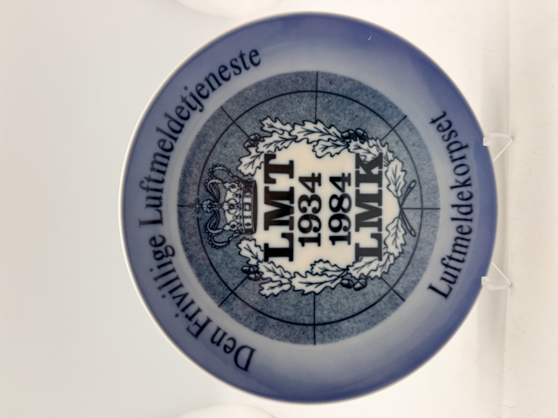 Plakette fra den frivillige luftmeldetjeneste, lavet af royal Copenhagen i 500 eks. 