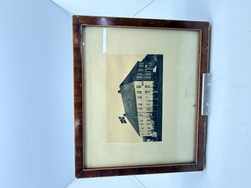 Billede af norsk hus med god ww2 historie på bagsiden 