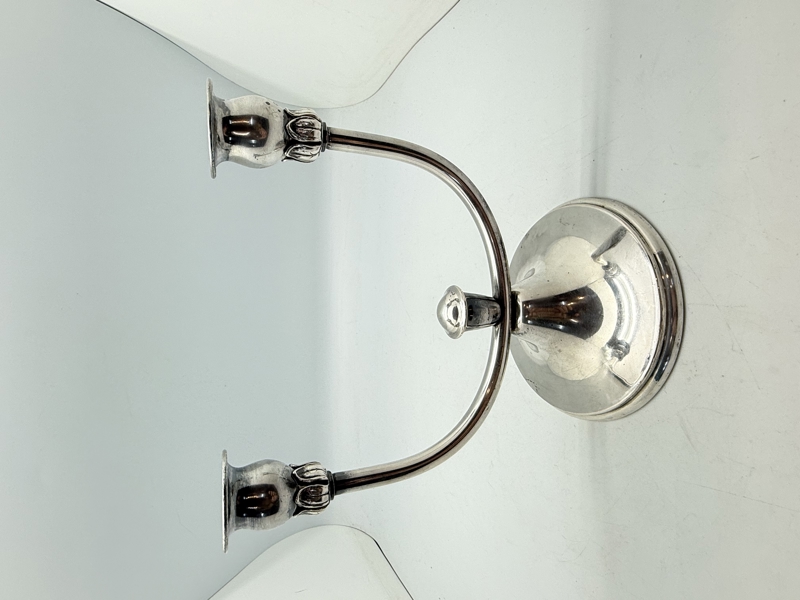 To armet lysestage af nysølv 