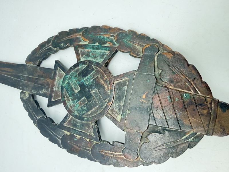 Fahnenspitze des NSKOV , bronze  original fundet i Berlin efter afbrænding af faner, forkullet del af stagen indvendig Fremstillet af den berømte Otto Gahr 