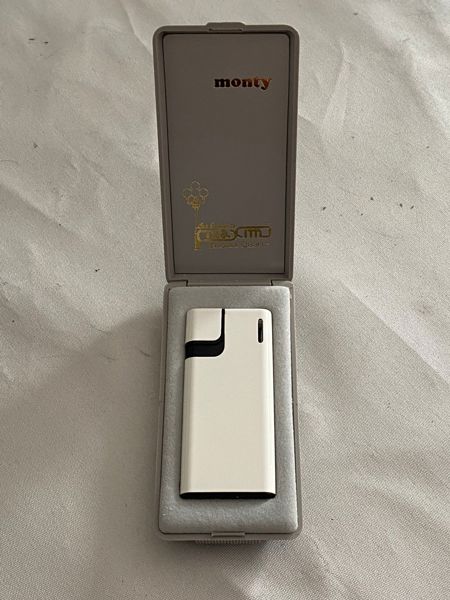 “Monty” lighter med æske