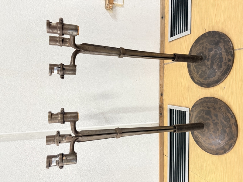 To stager fremstillet af døllebajonetter 