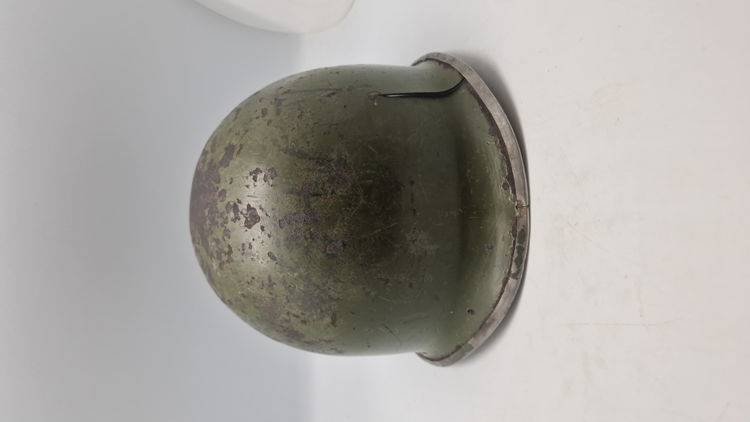 US M1 hjelm skal fra ww2 med “Front Seam” og “Fixed Bale”. Original 