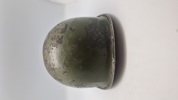 US M1 hjelm skal fra ww2 med “Front Seam” og “Fixed Bale”. Original 