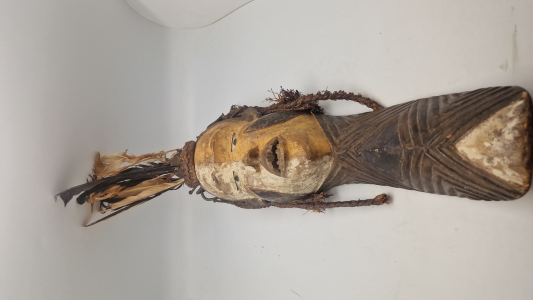 afrikansk maske, specifikt en Mbangu-maske fra Pende-folket i Demokratiske Republik Congo 