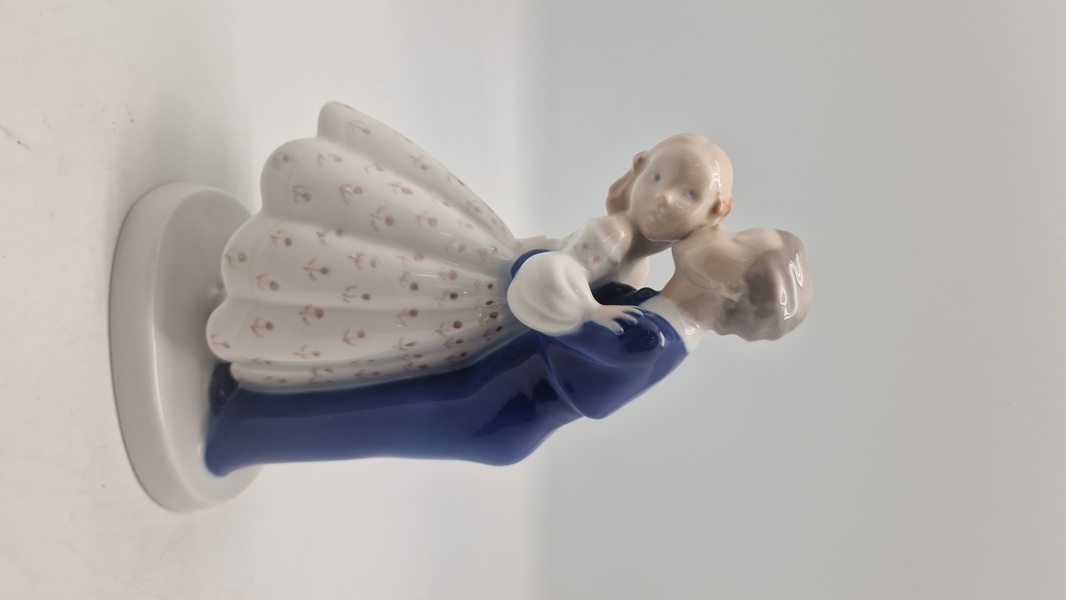 Bing & Grøndahl porcelænsfigur med titlen "Det første kys" eller "Ungdommelig Dristighed", nummer 2162, designet af Claire Weiss 