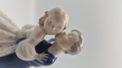 Bing & Grøndahl porcelænsfigur med titlen "Det første kys" eller "Ungdommelig Dristighed", nummer 2162, designet af Claire Weiss 