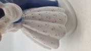 Bing & Grøndahl porcelænsfigur med titlen "Det første kys" eller "Ungdommelig Dristighed", nummer 2162, designet af Claire Weiss 