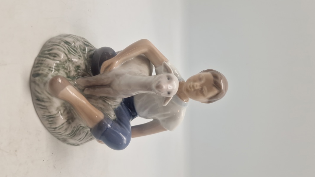 Bing & Grøndahl porcelænsfigur kaldet "Pige med lam", modelnummer 2336, designet af Ingeborg Plockross Irminger