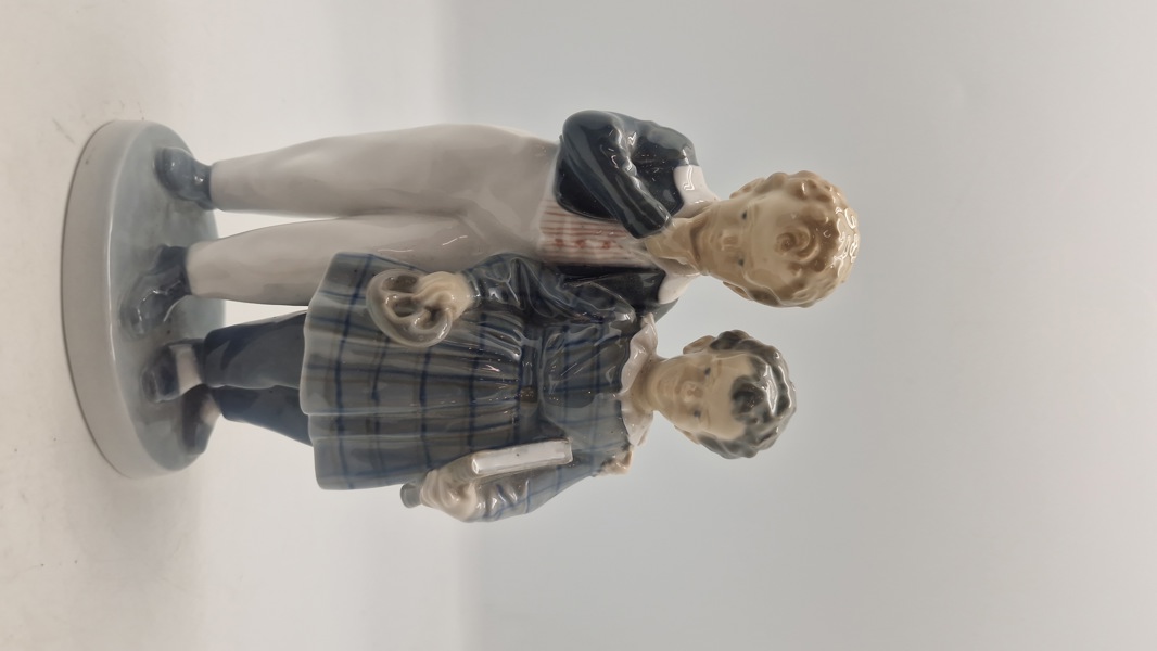 Royal Copenhagen figur kaldet "Flugten til Amerika" (model 1761), designet af Christian Thomsen i 1915