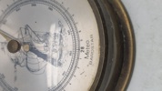 skibsbarometer fra Barostar i patineret messing med et maritimt motiv af et sejlskib