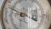 skibsbarometer fra Barostar i patineret messing med et maritimt motiv af et sejlskib
