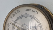 skibsbarometer fra Barostar i patineret messing med et maritimt motiv af et sejlskib