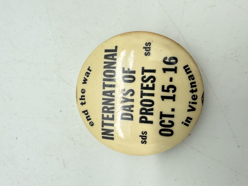 Originalt badge Anti Vietnam,  originalt lige til hjelmen 