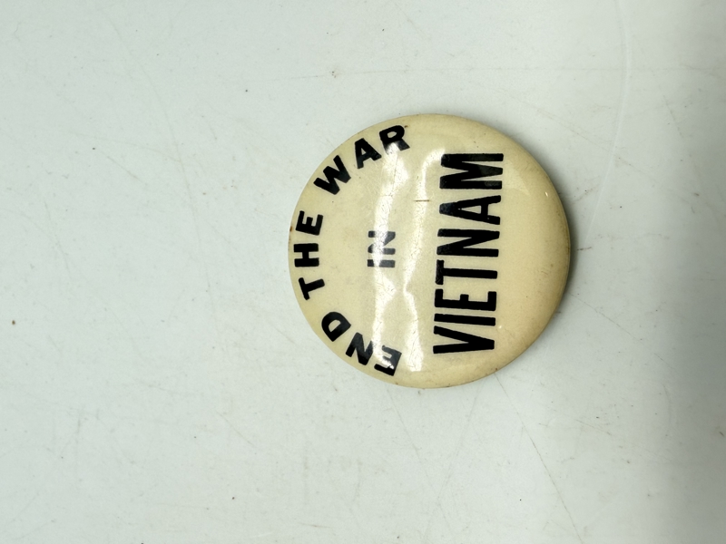 Originalt badge Anti Vietnam,  originalt lige til hjelmen 