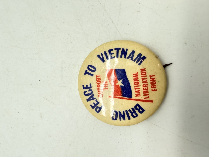 Originalt badge Anti Vietnam,  originalt lige til hjelmen 