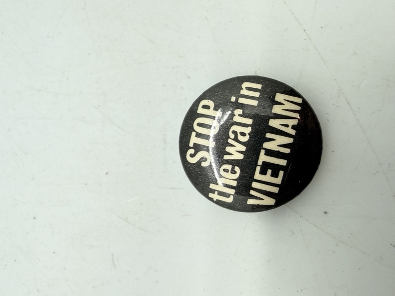 Originalt badge Anti Vietnam,  originalt lige til hjelmen 