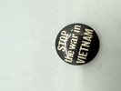 Originalt badge Anti Vietnam,  originalt lige til hjelmen 