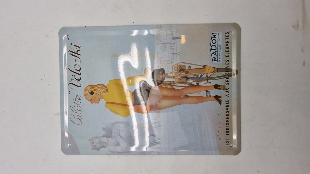 Pin up metal skilt 
