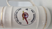 Søholm-keramikkrus med guldkant og et motiv af en kanon fra 1996