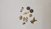Samling pins mm.