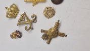 Samling pins mm.