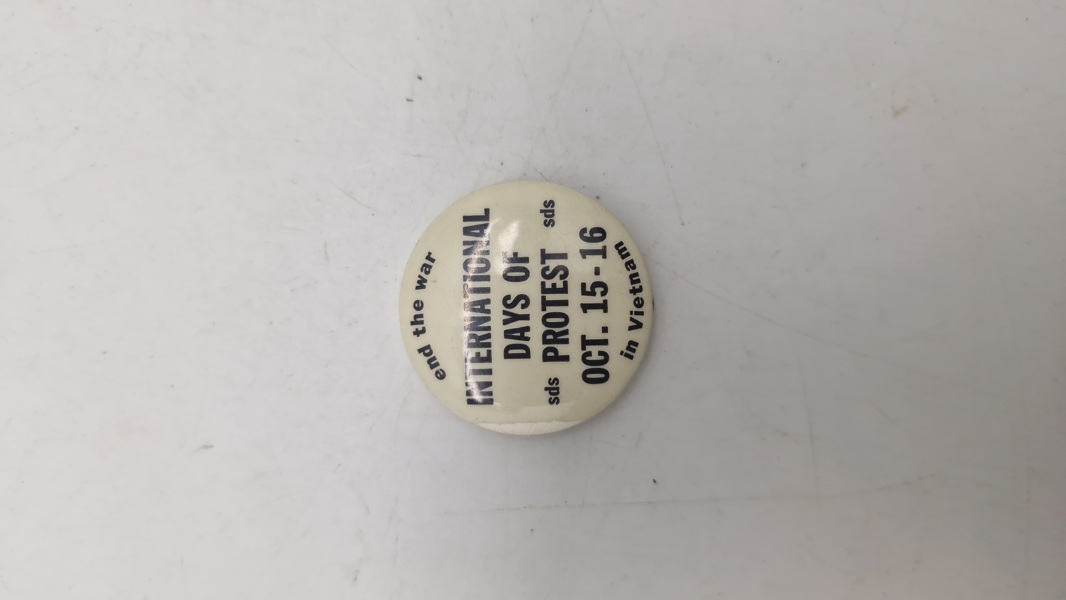 Vietnam War protest badge, original 