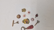 Samling pins mm.