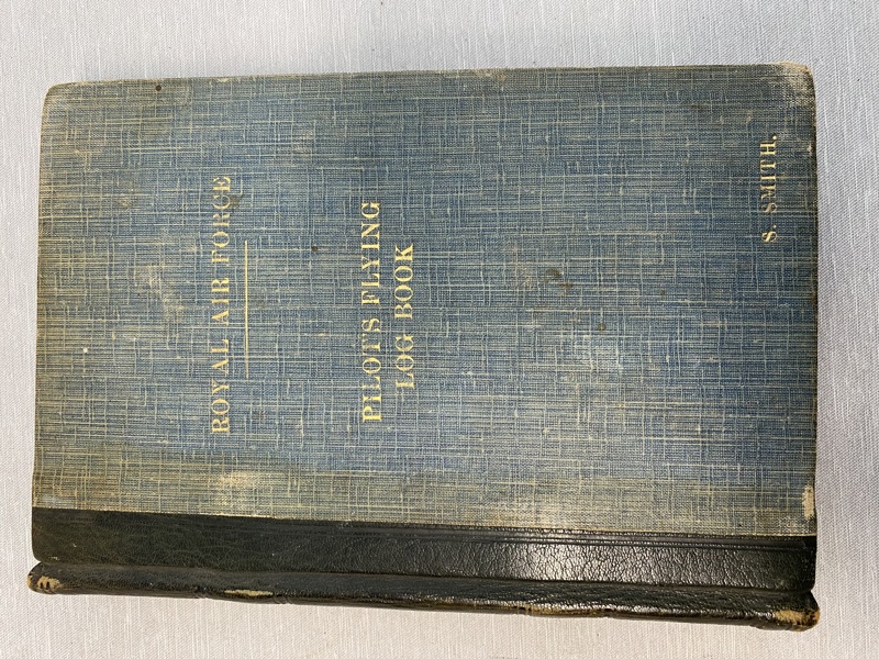 Original Engelsk Royal air force  logbog for pilot - fra 1930’erne, godt udfyldt 