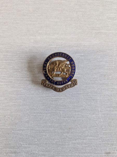 original pin livsvarigt medlem af The Buffs, givet til Dansker der var i Allieret tjeneste under WW2 