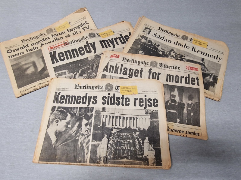 Samling aviser omhandlende mordet på Kennedy 