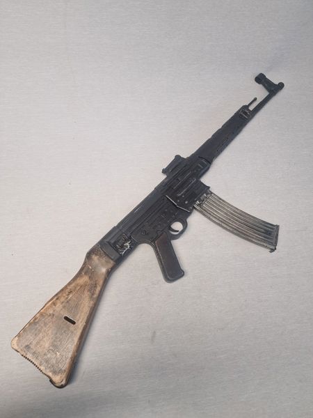 STG44 - replika af træ og metal 