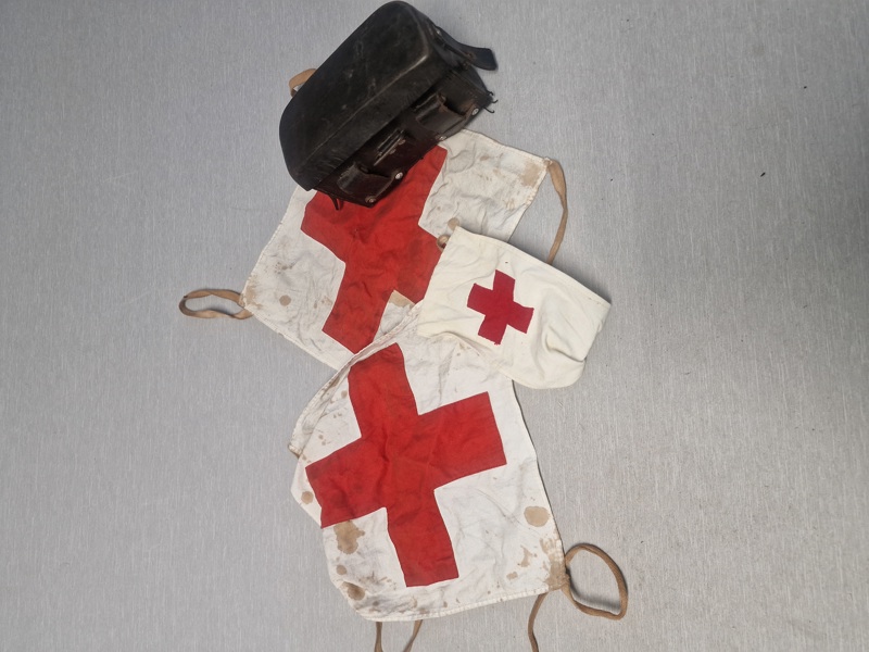 Original tysk ww2 førstehjælps taske med  Sanitäter Medical Recognition Identification Vest og armbind _4501e_8dc63a5ece8487d_lg.jpeg