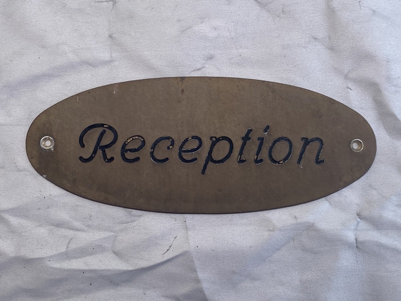 Receptions skilt af messing