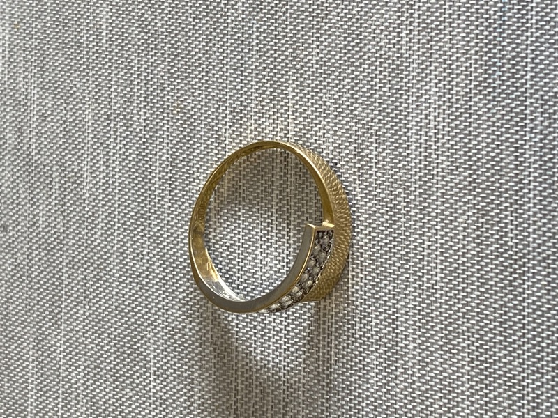 Fingerring - 14 K guld, vægt lige under 1 gram.